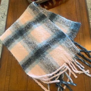 Like new scarf.  Very warm and cozy